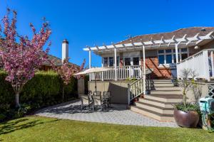una casa con patio arredato con tavolo e sedie di Sunny Mornington 2 Bedroom Guest Suite a Dunedin