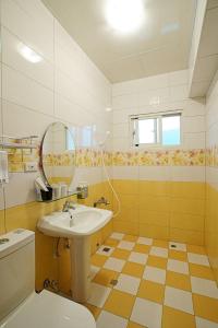 y baño con lavabo y espejo. en Du Du Hao B&B en Yongan