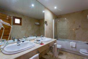 a bathroom with a sink, toilet and bathtub at Hospederia Hurdes Reales in Las Mestas