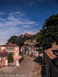 una calle en un pueblo con un castillo en una colina en laforneriamornico en Mornico Losana