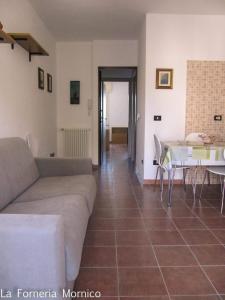 een woonkamer met een bank en een tafel bij laforneriamornico in Mornico Losana