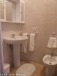 een badkamer met een wastafel en een toilet bij laforneriamornico in Mornico Losana