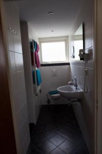 Un baño pequeño con lavabo e inodoro. en Appartementen Bergen aan Zee de Schelp, en Bergen aan Zee 21 fotos más