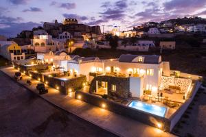 - une vue nocturne sur une maison éclairée dans l'établissement Mathios Luxury Homes, à Akrotiri