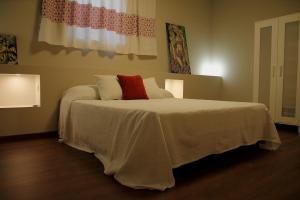 サルダラにあるB&B Casa Ollaのベッドルーム1室(大型ベッド1台、赤い枕2つ付)