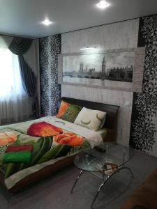 イヴァノヴォにあるApartment on Pervaya Polevayaのベッドルーム1室(ベッド1台、ガラス張りのテーブル付)