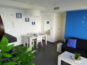 拉曼加戴爾馬爾梅納的住宿－LA MANGA BEACH CLUB Bloque 1，客厅配有沙发和桌子