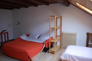 een slaapkamer met een bed en een boekenplank bij Rosa dei venti in Lavarone