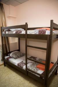 Двухъярусная кровать или двухъярусные кровати в номере Хостел Колумб