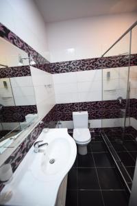 Ένα μπάνιο στο Rose Garden Hotel