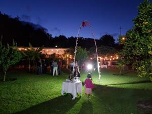 Ein kleines Mädchen steht vor einem Tisch mit einem Drachen in der Unterkunft Quinta de Santa Marinha in Arcos de Valdevez + 76 Fotos