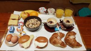 taca ze śniadaniem i napojami na stole w obiekcie Hotel Ester we Florencji