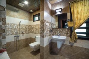 阿勒皮Kuttichira Heritage Home的带马桶和水槽的浴室 更多33张照片