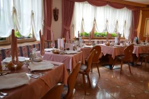 Un restaurant sau alt loc unde se poate mânca la Hotel Stella Alpina