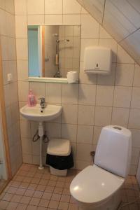 Koupelna v ubytování Vanasauna Guesthouse + 37 fotografií
