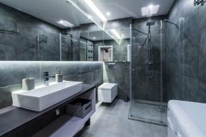 Kúpeľňa v ubytovaní Apartament Żeglarska Loft U4