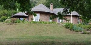 Κήπος έξω από το Pin Oak Cottage