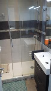 une salle de bain avec une douche avec un lavabo et une baignoire dans l'établissement Villa LaDoRe, Apt 2 chambres dans maison, 55m2, 100m des plages, parking, à Roquebrune-Cap-Martin