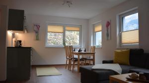 - un salon avec un canapé et une table dans l'établissement Apartment Eckert, à Feichten Im Kaunertal