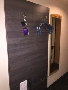 een badkamer met een douche met een licht en een spiegel bij Canal City Fukuoka Washington Hotel in Fukuoka
