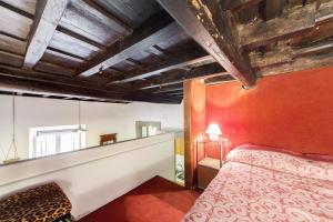 ローマにあるCampo dei Fiori Stunning and Quietのオレンジ色の壁のベッドルーム1室(ベッド1台付)