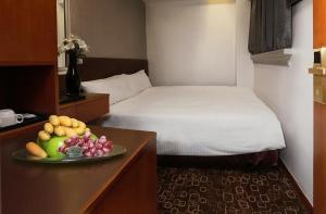 Llit o llits en una habitació de Lander Hotel Prince Edward