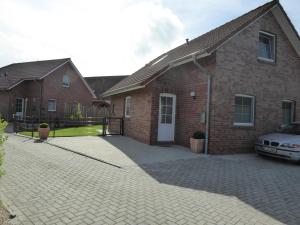 a brick house with a car parked in front of it at Skippersin5 in Greetsiel