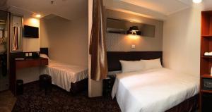 Llit o llits en una habitació de Lander Hotel Prince Edward