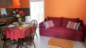 カンノビオにあるLa Casa di Castelloのリビングルーム(赤いソファ、テーブル付)