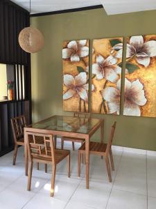 ein Esszimmer mit einem Tisch und zwei Stühlen in der Unterkunft Qastury Gold Coast Morib Resort in Morib