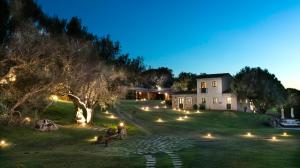 ein Haus mit Lichtern im Garten bei Nacht in der Unterkunft Stazzo Lu Ciaccaru in Arzachena