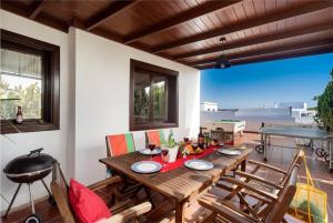 A seating area at Villa Julianne 1