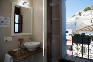baño con lavabo y ventana con vistas. en Hostal Boutique Casa del Mar Altea, en Altea