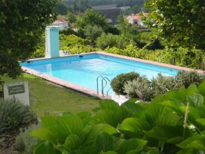 una piscina en un patio con plantas en Quinta da Calçada, en Melgaço