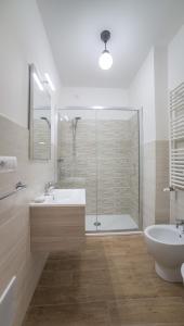 bagno con vasca, lavandino e doccia di Cramu Bed&Breakfast a Cagliari