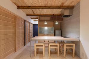 BenTen Residences في كيوتو: مطبخ مع طاولة وكراسي في غرفة
