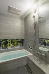 łazienka z wanną i prysznicem w obiekcie BenTen Residences w mieście Kioto
