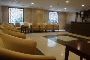 uma sala de espera com cadeiras e uma mesa de espera em Alolayan Plaza Hotel em Meca