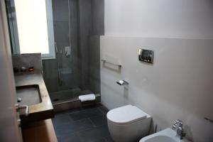 La salle de bains est pourvue de toilettes, d'une douche et d'un lavabo. dans l'établissement B&B Parigi, à Bologne