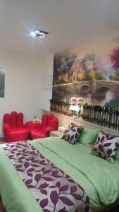 台南的住宿－基石民宿 ，一间卧室配有一张大床和红色椅子