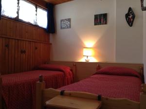サン・マルティーノ・ディ・カストロッツァにあるAppartamenti Zecchiniのベッドルーム1室(ベッド2台、窓付)