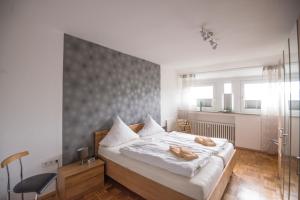 a bedroom with a bed with two towels on it at Wietheger´s Gästehaus Centrum in Willingen