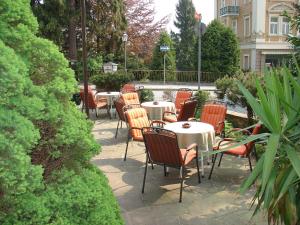 a group of tables and chairs in a garden at Hotel Central in Bad Sooden-Allendorf