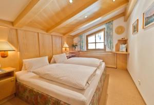 1 Schlafzimmer mit 2 Betten und einem Fenster in der Unterkunft Gästehaus Vorderegger in Wald im Pinzgau