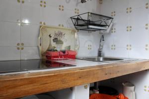 cocina con fregadero y encimera en Casas Rurales el Palomar en Ossa de Montiel