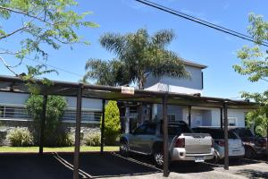 a carport with a truck parked in front of a building at Amancay del Urugua-i in Colón