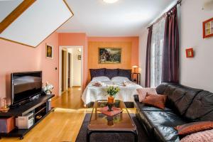- un salon avec un canapé et un lit dans l'établissement Apartment Mama Luci, à Split