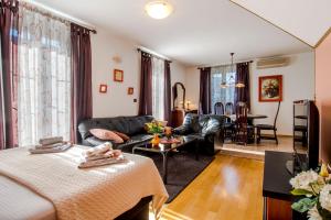 - un salon avec un canapé et une table dans l'établissement Apartment Mama Luci, à Split