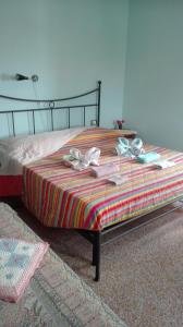 Bett mit Bogen auf einem Zimmer in der Unterkunft Au Cavettu B&B in Varraze