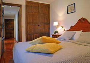 1 dormitorio con 1 cama con 2 almohadas en Apartamento Portal del Agua, en Albarracín